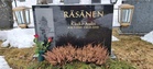 Myös vuosina 1982-1992 puheenjohtajana toimineen ja seuran kunniapuheenjohtajaksi kutsutun Kauko Räsäsen haudalle vietiin kukat.